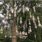 AOA 01 2018 Decoreren van een boom op het Amsterdam Open Air festival